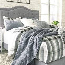 Ashley Furniture Jerary - CamelbackTufted - Upholstered Bed